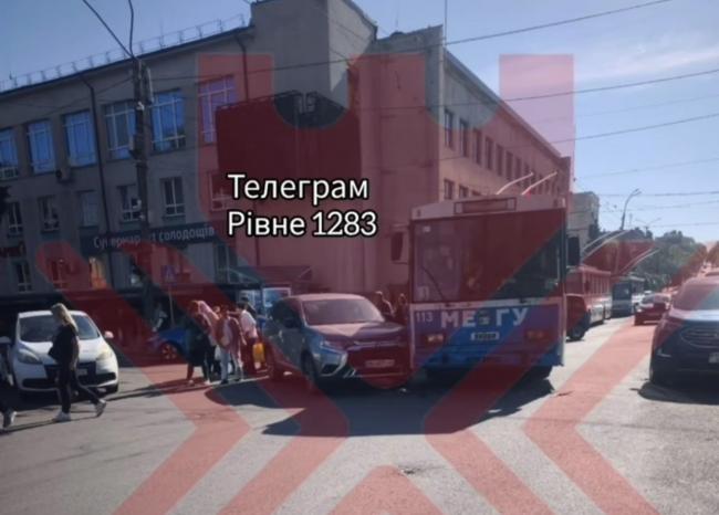 У центрі Рівного сталася ДТП: рух тролейбусів — ускладнений (ВІДЕО)