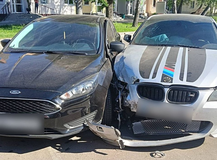 У центрі Сум внаслідок потрійної автопригоди постраждали двоє людей