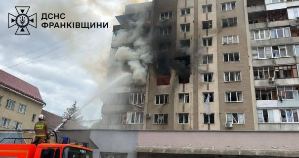 У центрі Франківська дрон влучив у житловий будинок: постраждали 10 …