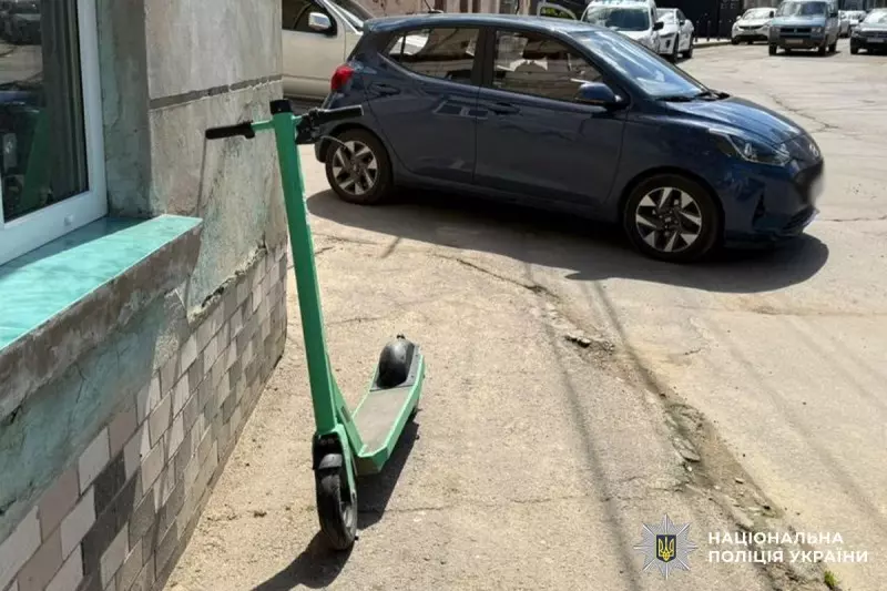 У центрі Чернівців авто збило підлітка на електросамокаті: він у …