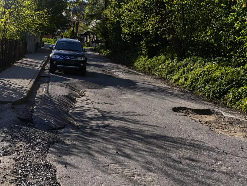 У центрі Чернівців "поплив" асфальт на дорозі: чи будуть її …