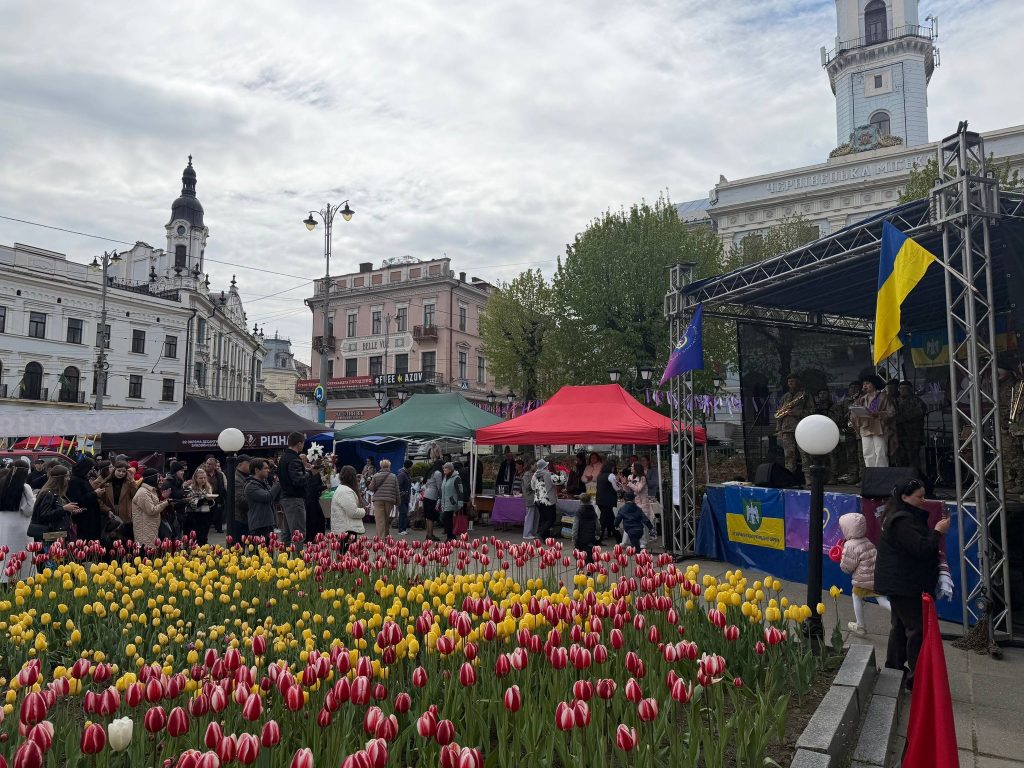 У центрі Чернівців триває благодійний ярмарок на підтримку військових