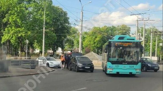 У центрі Чернігова сталася ДТП (Фотофакт)