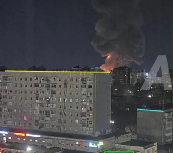 У чебоксарах після вибухів спалахнула пожежа, пабліки повідомляють про удар …