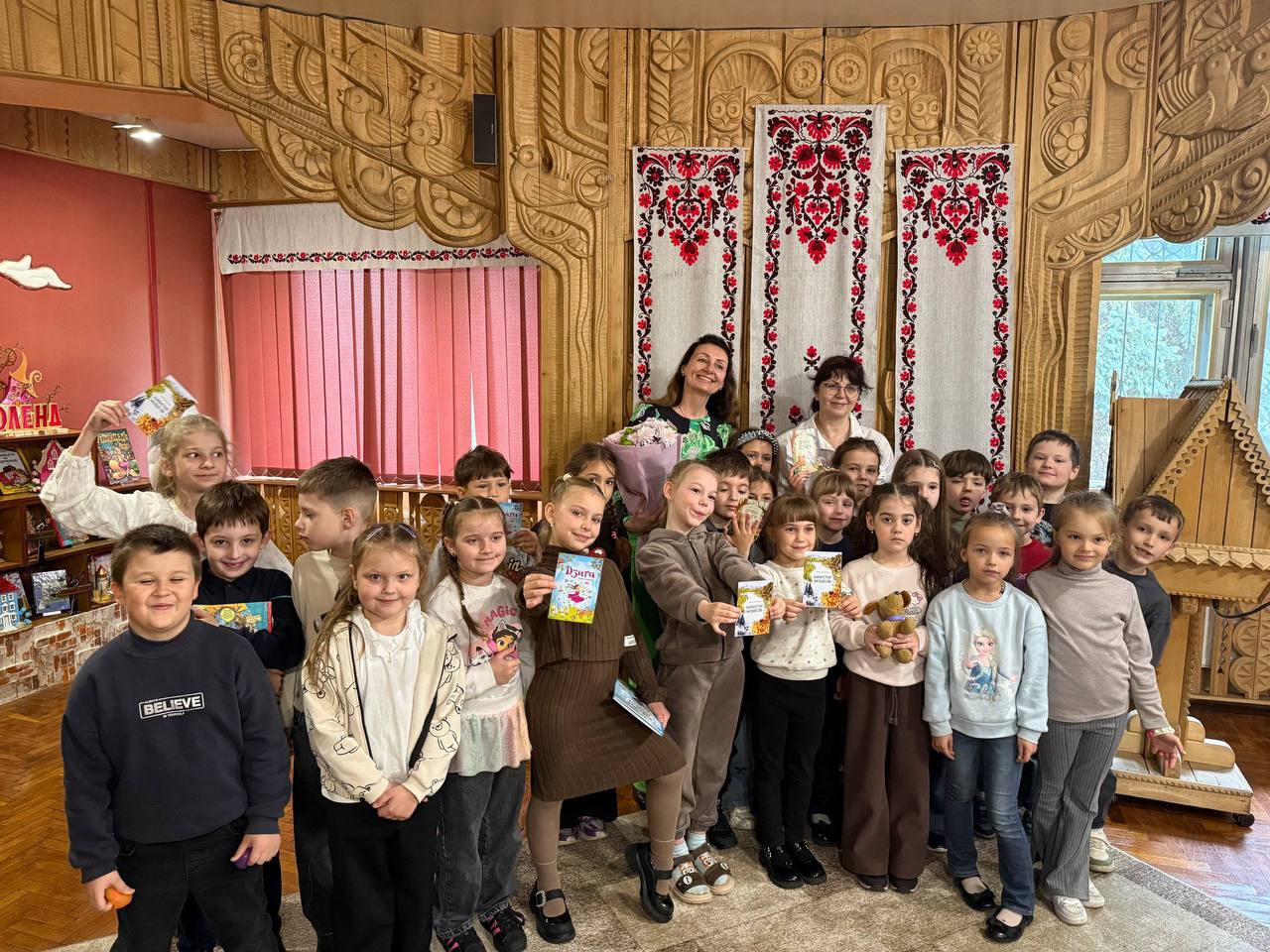 У черкаській дитячій бібліотеці школярі зустрілися з авторкою дитячих віршів …