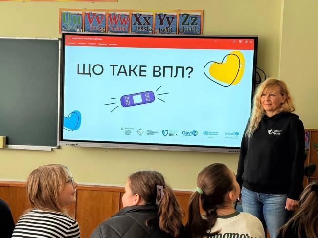 У школах Рівненщини проводять уроки про вакцинацію для підлітків