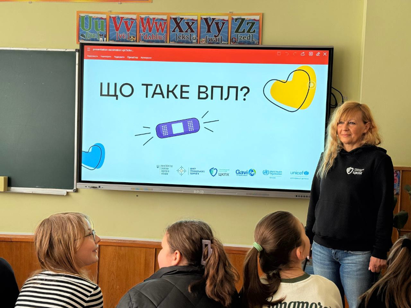 У школах Рівненщини проводять інформаційні уроки про вакцинацію підлітків