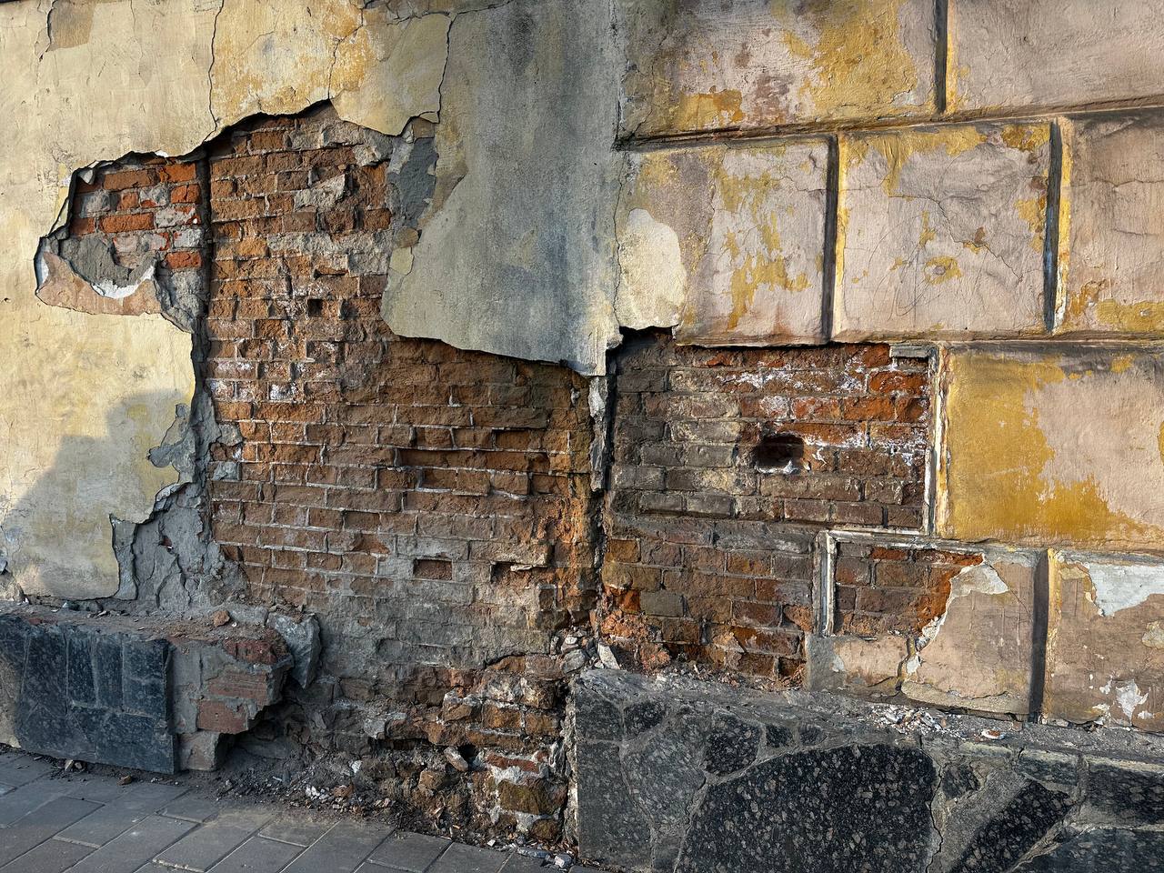 Фасад історичного будинку на площі Корольова продовжує руйнуватись