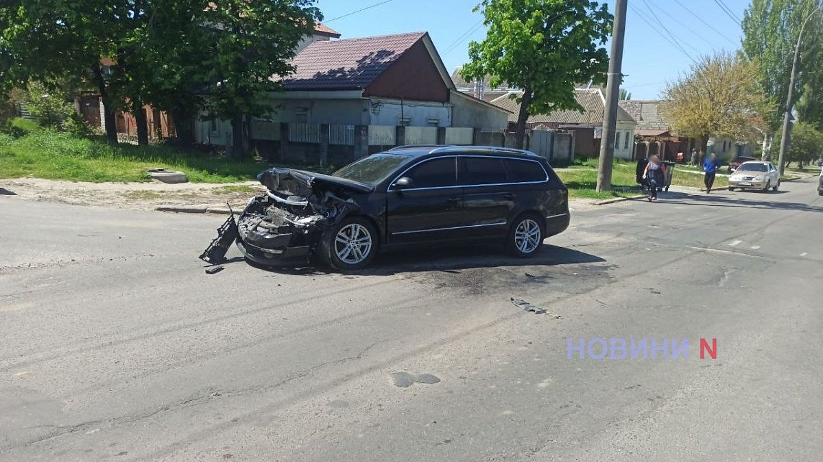 "Фольксваген" врізався в "Тойоту" в Миколаєві: дівчина отримала травму руки