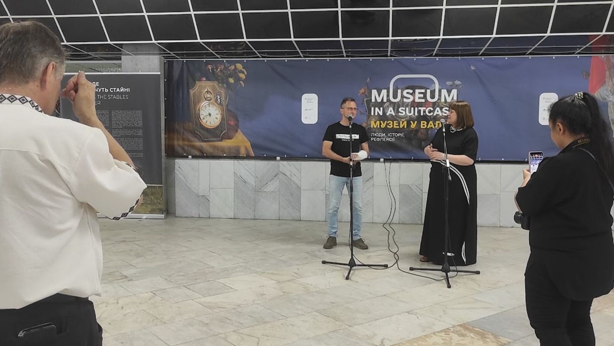 Фотограф Олександр Вовчанський передав свій архів із тисячами світлин луганському …