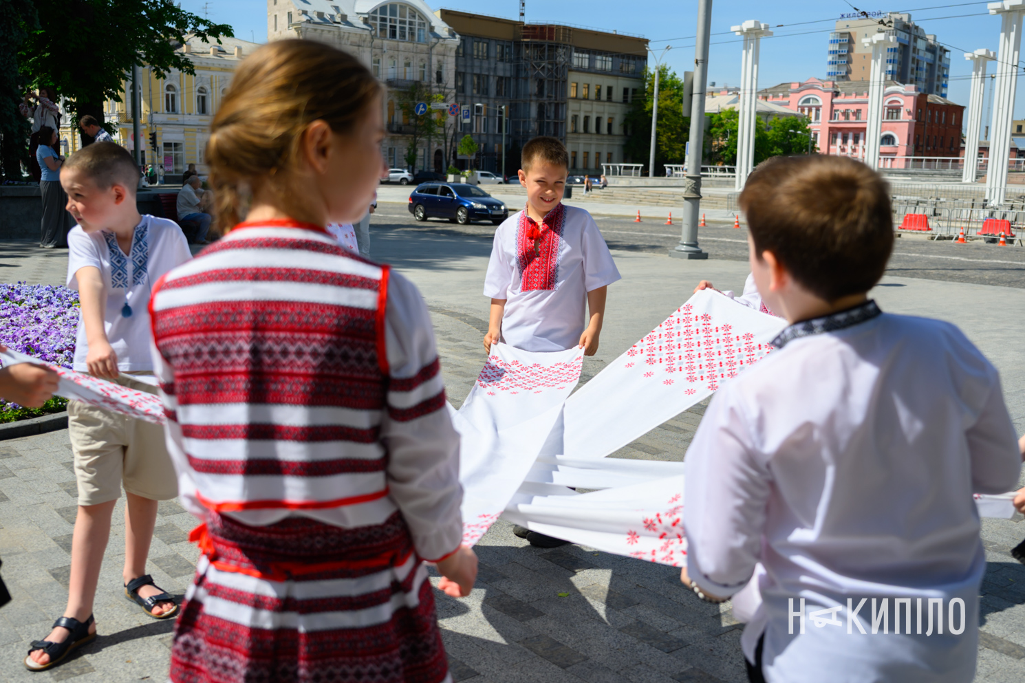 Святкові фотосесії й хода у вишитих сорочках: як Харків святкує …