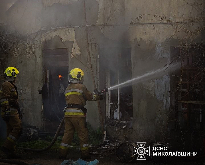 Фото та відео масштабної пожежі у Миколаєві