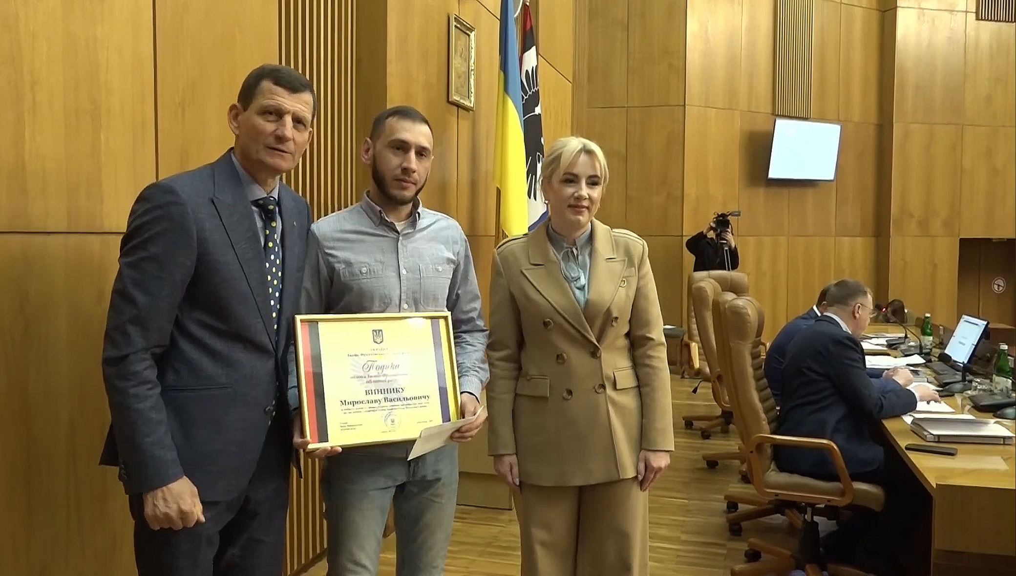 Франківська облрада нагородила калушанина, який врятував двох дітей під час …