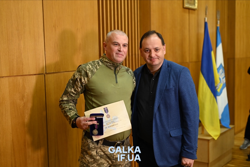 Франківський захисника Віталій Боднар отримав відзнаку Міністра оборони України За …