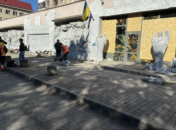 Франківські комунальники усувають руйнування після обстрілу