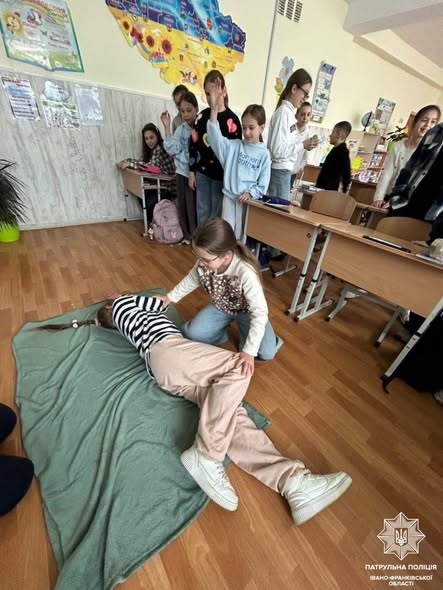 Франківські школярі вчилися рятувати життя на практичному занятті з домедичної …