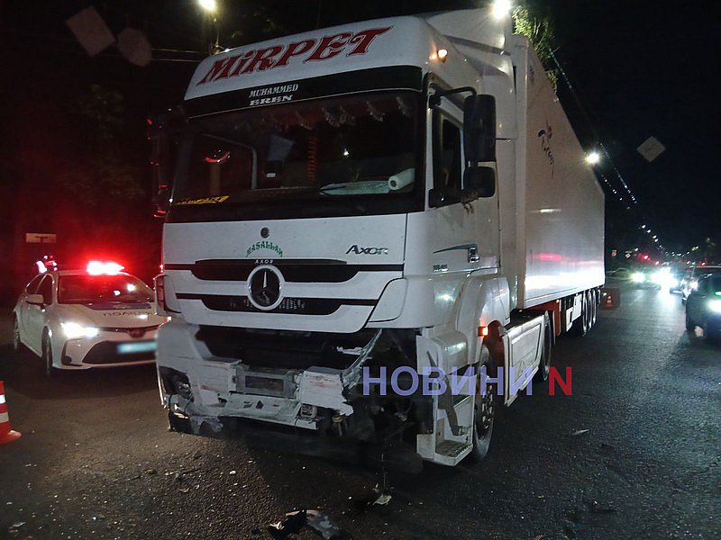 Фура врізалася в ЗАЗ у Миколаєві: постраждалих відвезла швидка