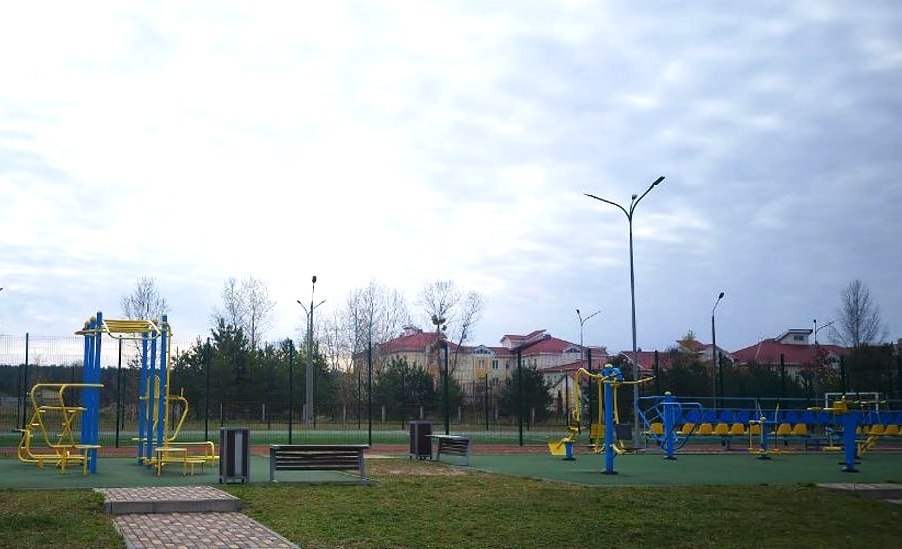 Футбольний майданчик Славутицького ліцею обладнають вечірнім освітленням