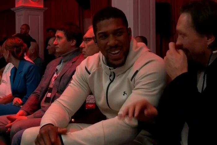 Промоутер Ф'юрі підтвердив контракт на бій із Джошуа: названо дату …