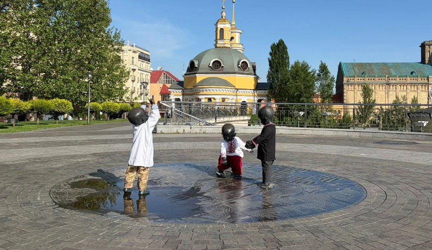 Фігурки малих засновників Києва одягнули у традиційні вишиванки