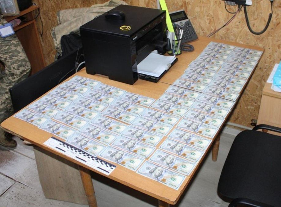 Хабар на кордоні: 5 тисяч доларів прикордоннику замість мільйона гривень …