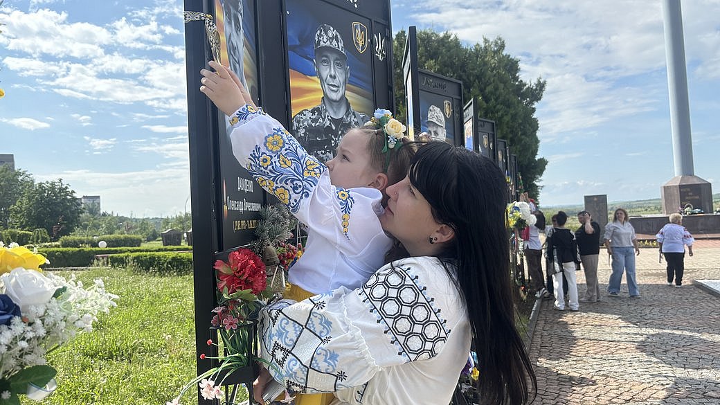 Хвилина мовчання із зайцем: як у Южноукраїнську пройшов День вишиванки …