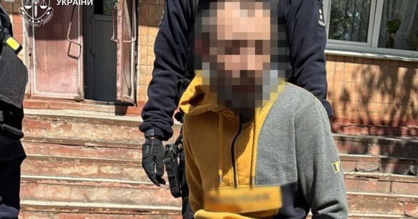 Хмельничанин стріляв із пневматичного пістолета по поліцейському авто