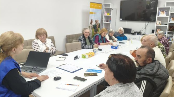 Хотинським переселенцям та ветеранам розповіли, як подати заяву до Міжнародного …