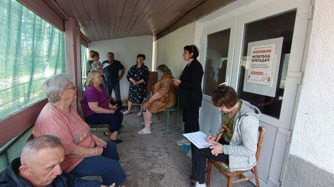 Хотинські соціальні працівники відвідали переселенців у місцях тимчасового проживання