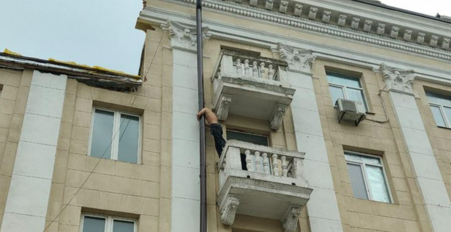 Хотів стрибнути з балкона: у Дніпрі на Вокзальній рятували чоловіка