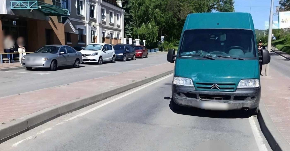 Хотіла перебігти дорогу: у Могилів-Подільському старенька потрапила під колеса іномарки