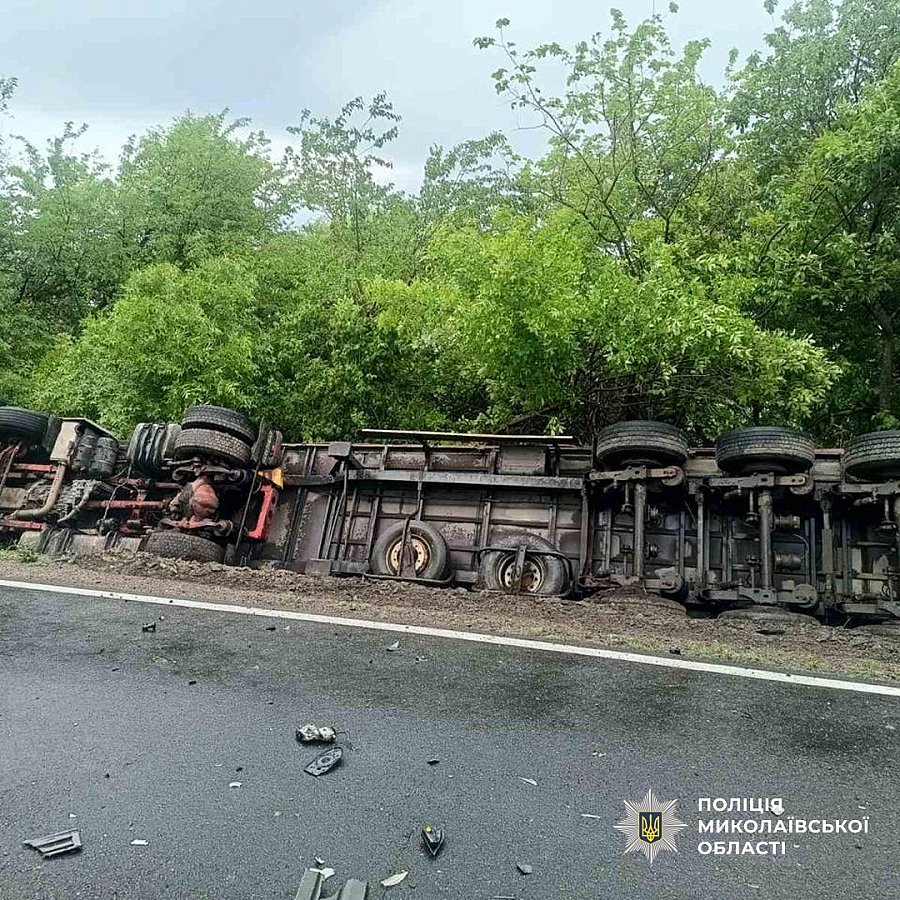 «Хюндай» врізався у дві вантажівки на Миколаївщині: загинув пасажир