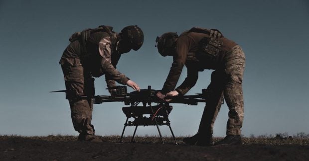 "Це питання виживання": Україна прискорює впровадження штучного інтелекту у війську, …