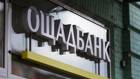 “Це просто вимагання”: клієнти скаржаться на “приховані” борги в Ощадбанку після закриття карток