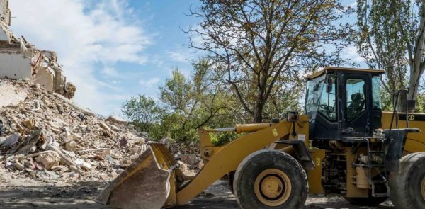 Частково демонтують ще дві пошкоджені обстрілами будівлі
