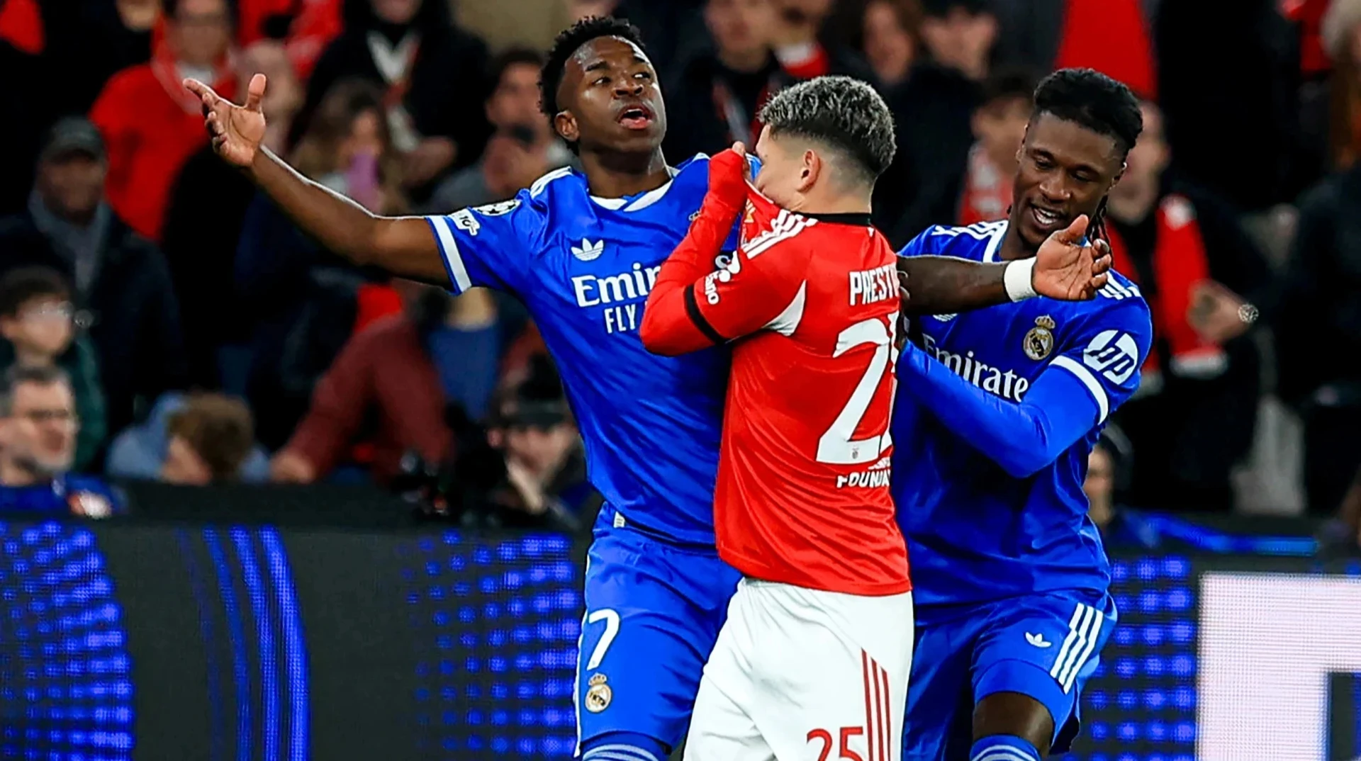 Червона картка за прикривання рота: ФІФА та IFAB ухвалили "закон …