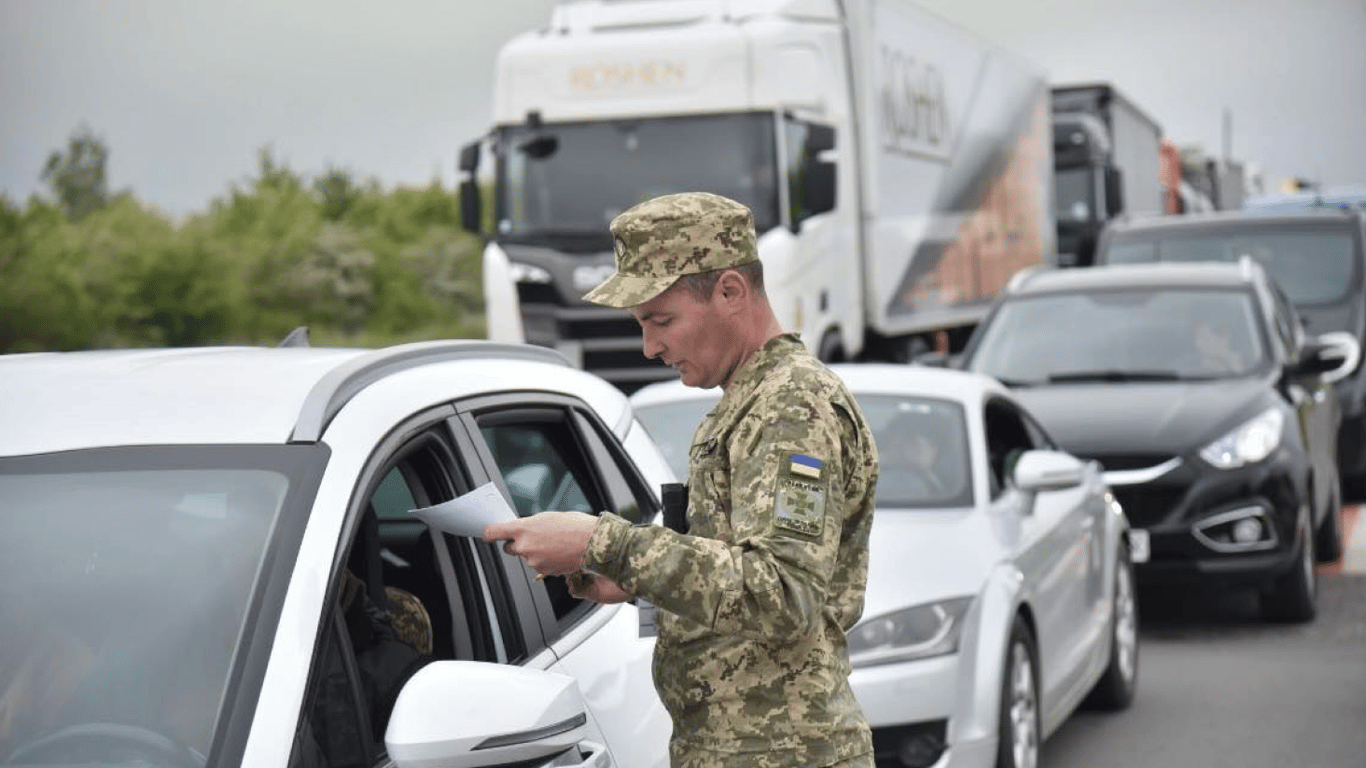Черги на кордоні: найбільше скупчення автівок на виїзді до Польщі