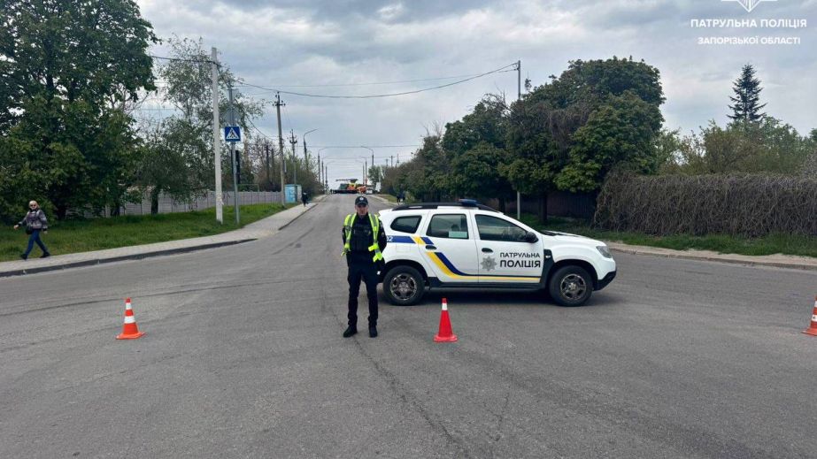 Запорізьким водіям перекрили рух через ДТП на переїзді: що відомо