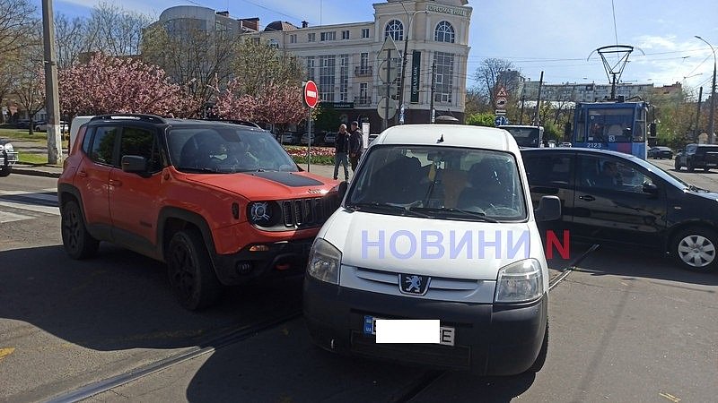 Через ДТП у центрі Миколаєва зупинився рух трамваїв, виникла пробка