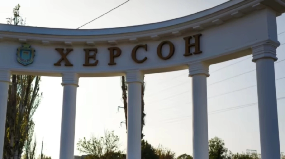 Через атаку РФ на Корабельний район Херсона постраждали четверо людей
