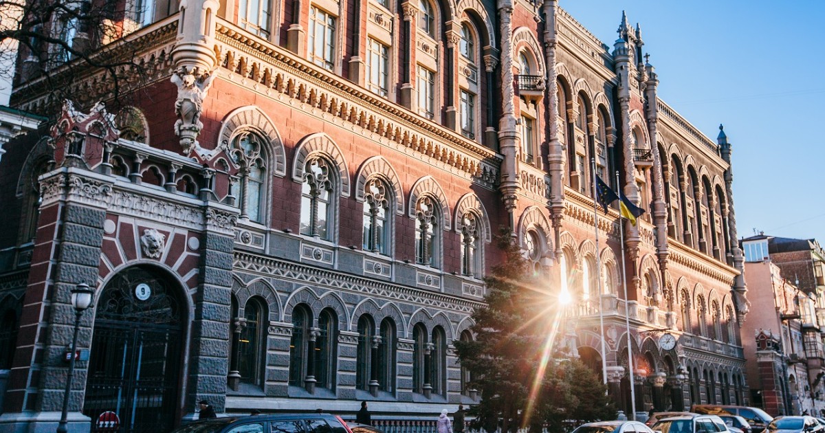 Через обстріл Києва пошкоджено будівлю НБУ, але робота триває — …