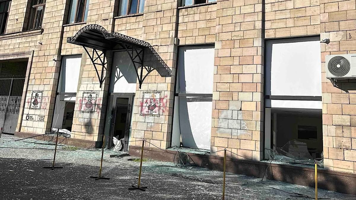 Через російський обстріл у Києві пошкоджено Інститут літератури імені Тараса …
