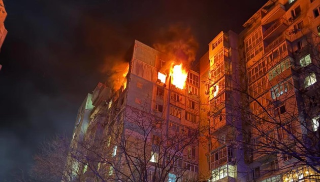 Через російську атаку в Одесі горять дві багатоповерхівки