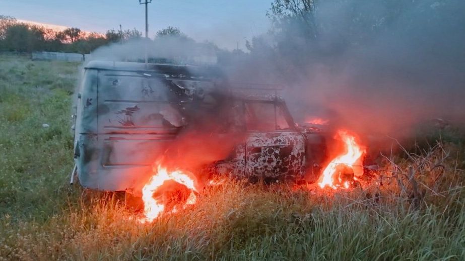 Автівки палали після ворожих обстрілів у передмісті Запоріжжя