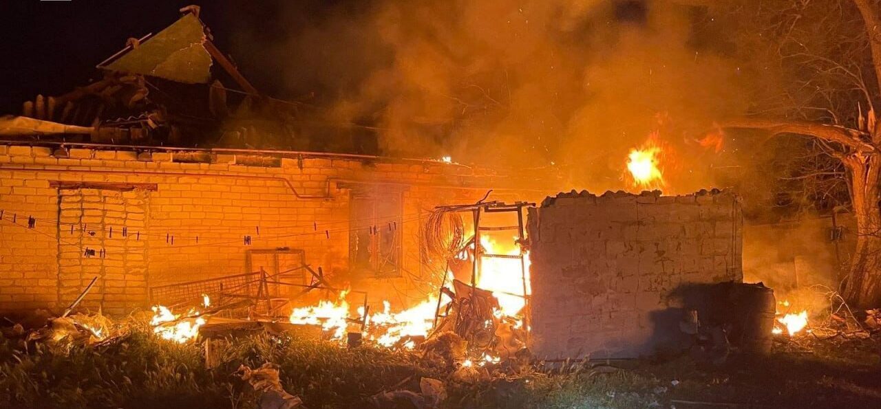 Через російські обстріли у Запорізькому районі палали будинки, машини та …