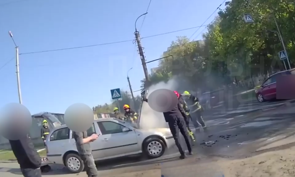 Черкаські патрульні допомогли загасити займання автомобіля (ВІДЕО)