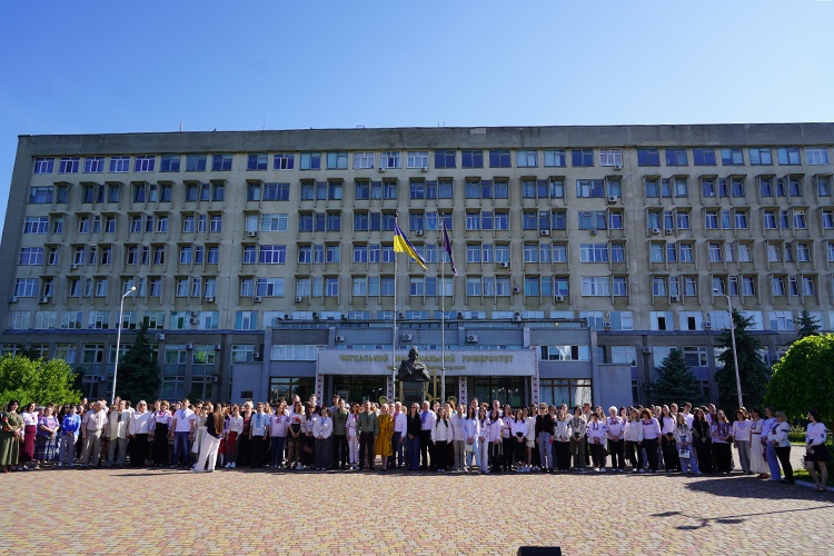 Черкаські студенти та викладачі відзначили День вишиванки масштабним флешмобом (ФОТО)