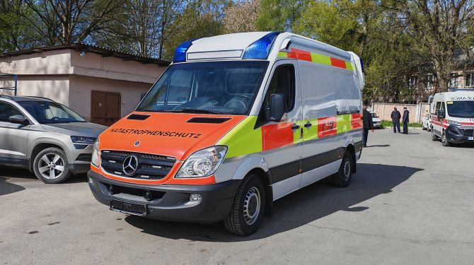 Чернівецька "швидка" отримала нове авто від благодійників