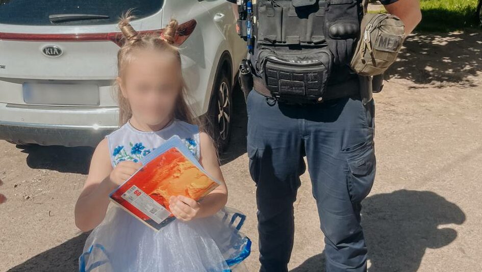 Чернігівські патрульні розшукали та повернули матері 6-річну дівчинку