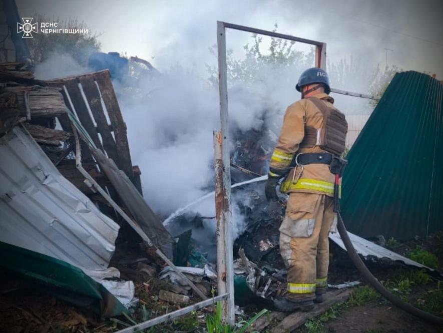 Чернігівщину вночі атакували російські дрони: палали будинки у двох районах